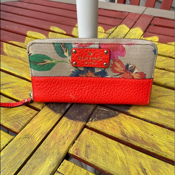 kate spade Handbags - ❤️🧡♠️🌸Kate Spade large Wallet
